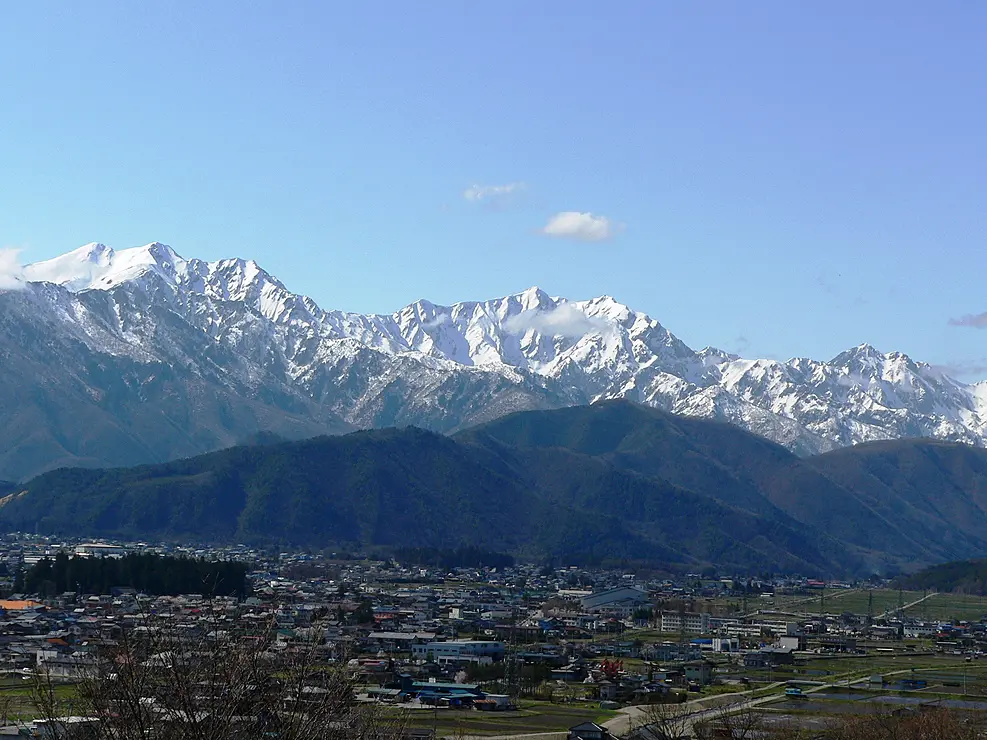 雪で白くなった北アルプス