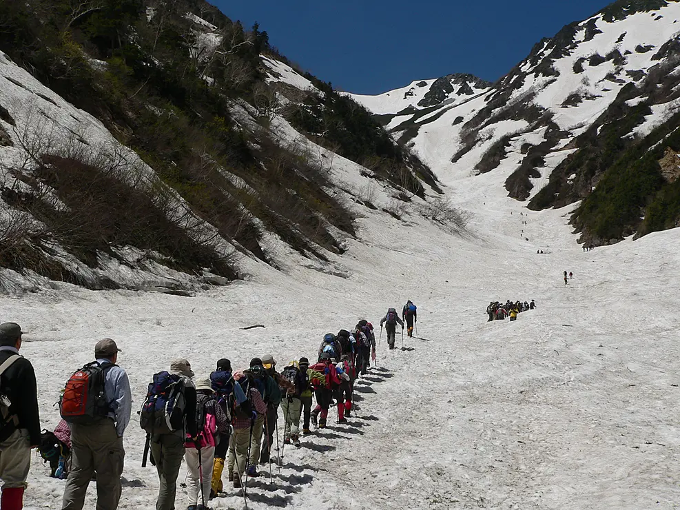 雪渓を登る登山者