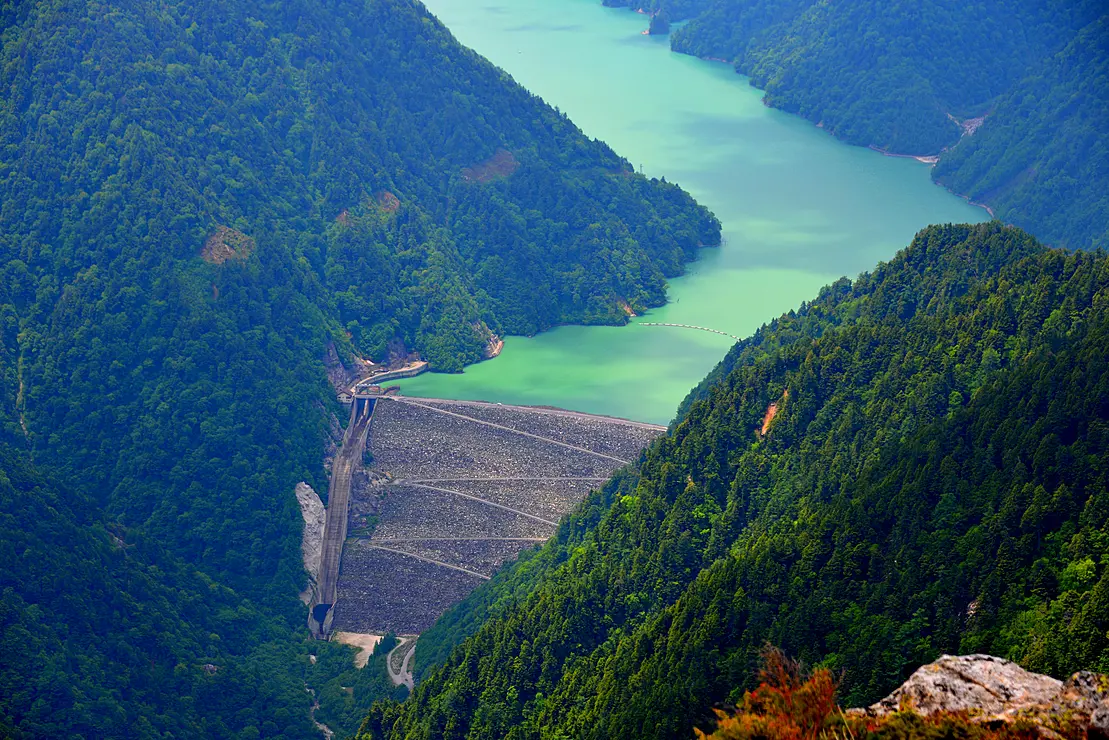 エメラルドグリーン色のダム湖