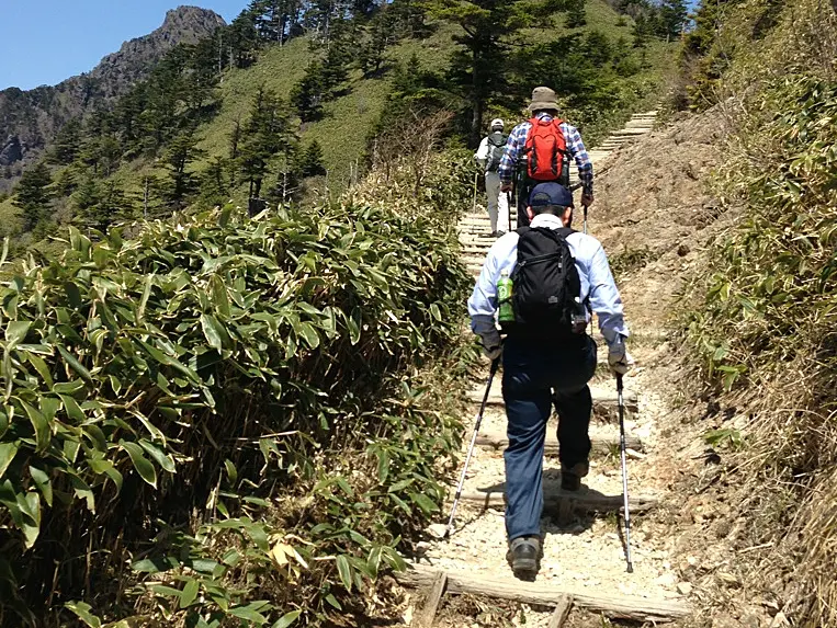 石鎚山をグループで登山している