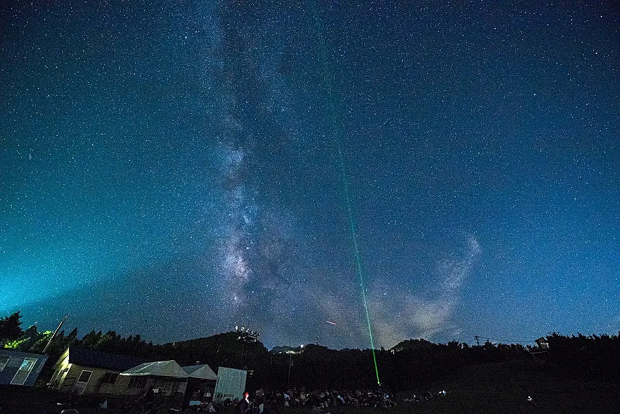 満点の星空が広がっている