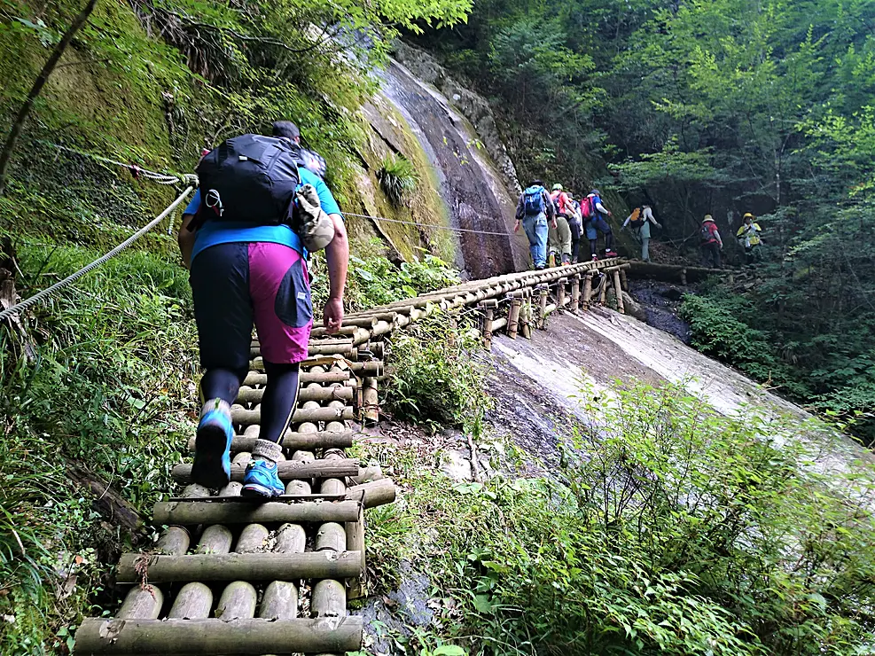 木道を歩く登山者