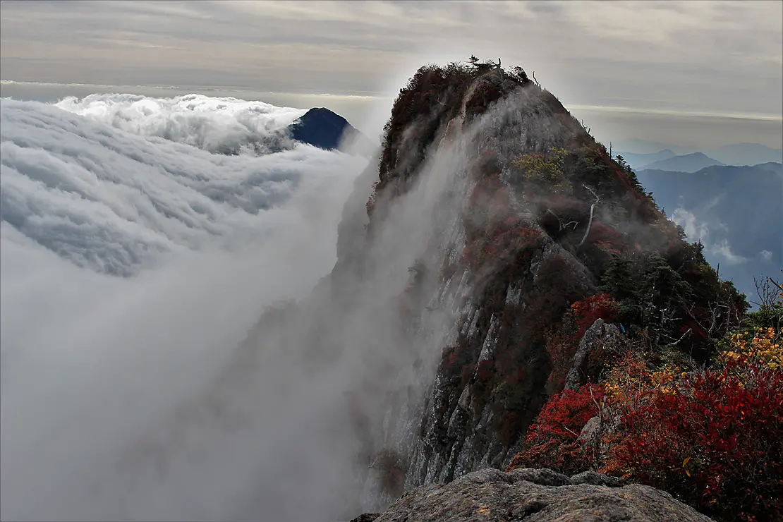 雲海が漂う石鎚山