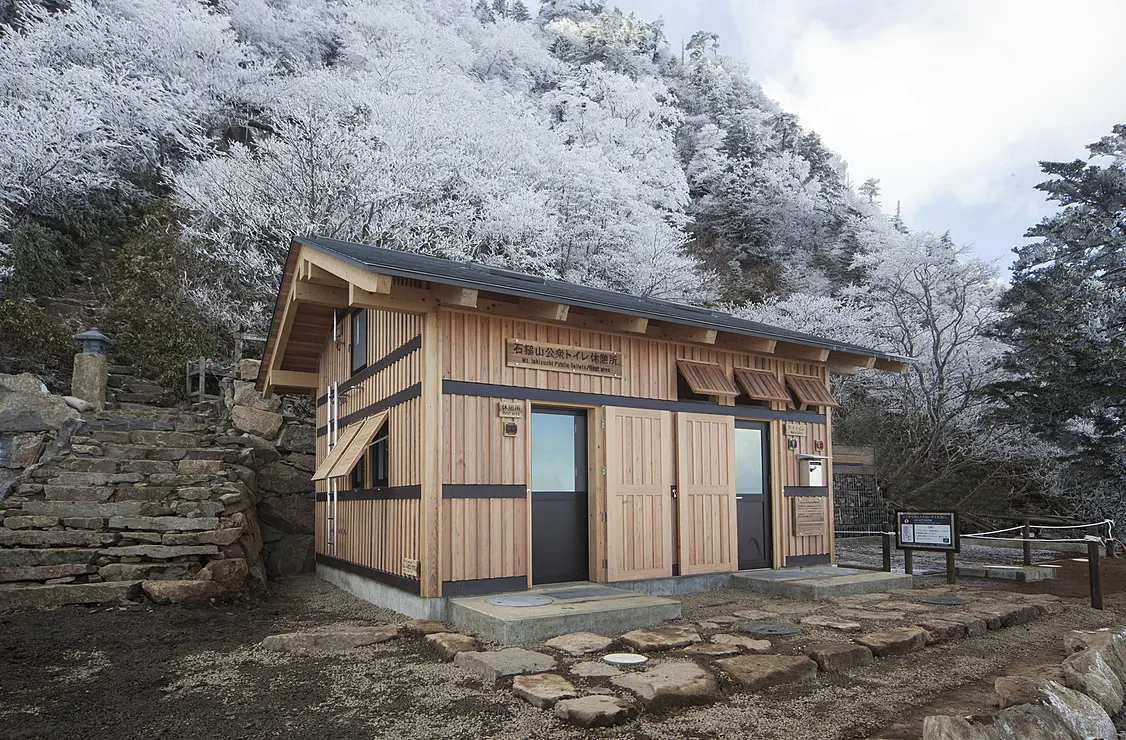 きれいなトイレが建っている