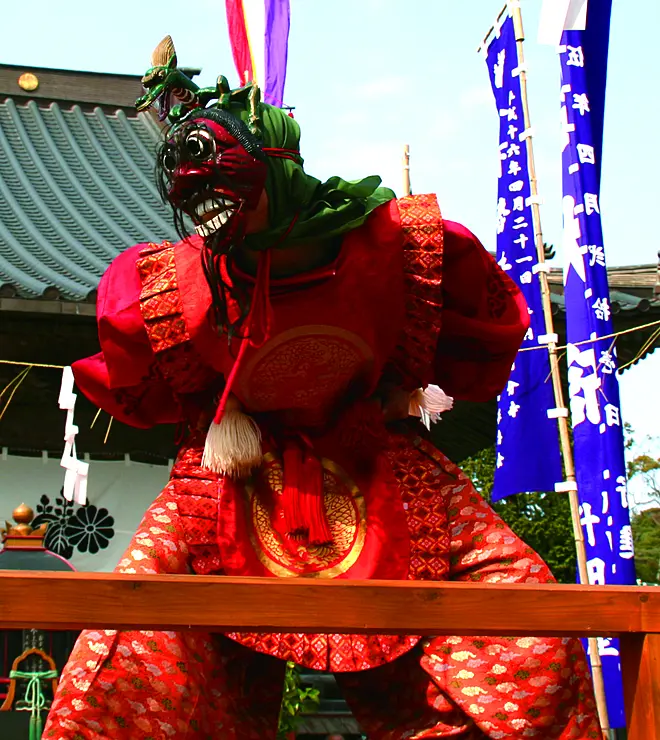 舞台を縦横に跳び回る「龍王之舞」