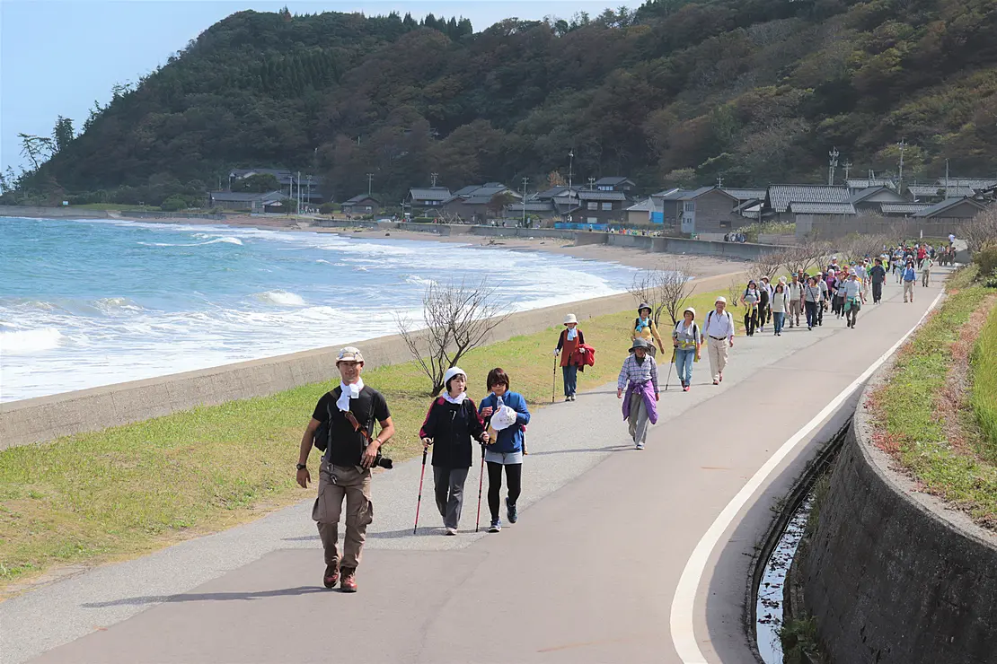 多くの人がウォーキングを楽しむ