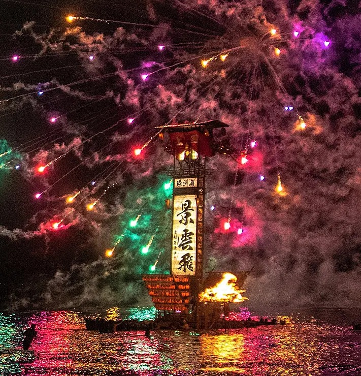 沖に燃え上がる松明を目指しキリコが海中乱舞する