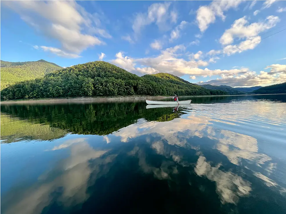 湖でカヤックを漕ぐ人