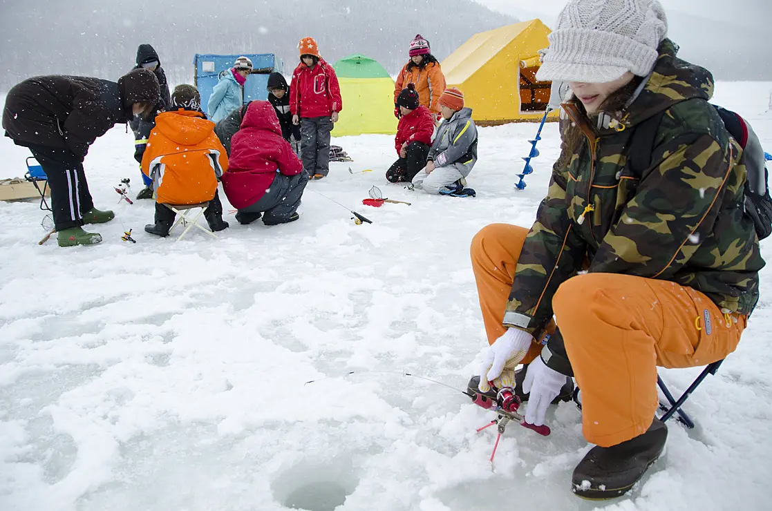 ワカサギ釣りをする人