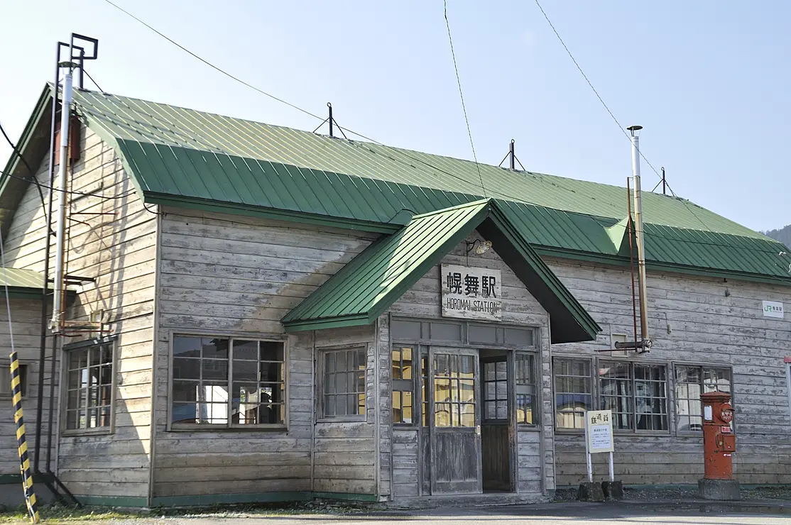 緑色の屋根の木造の古い駅