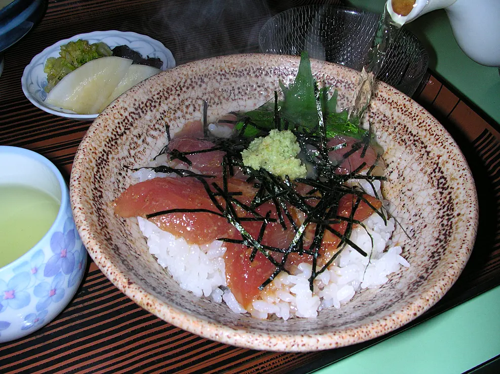 ご飯の上にカツオの刺身、薬味を乗せ、暖かい出汁を注ぐ