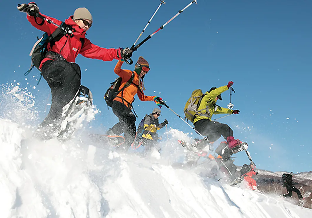 スノーシューを楽しむ人々