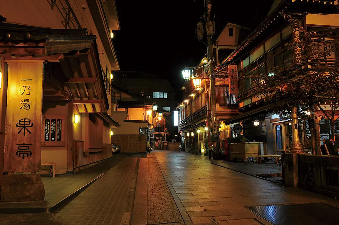 石畳が続く夜の温泉街