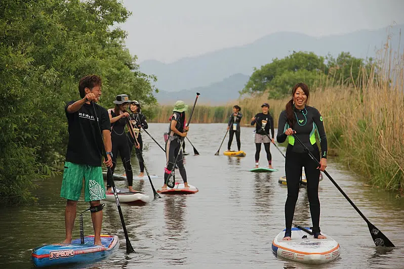 愛知川でSUPを楽しむ人々