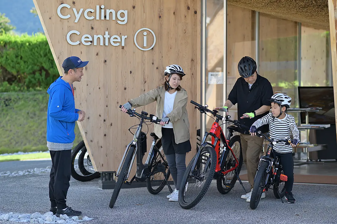 レンタサイクルをして出発準備をする家族