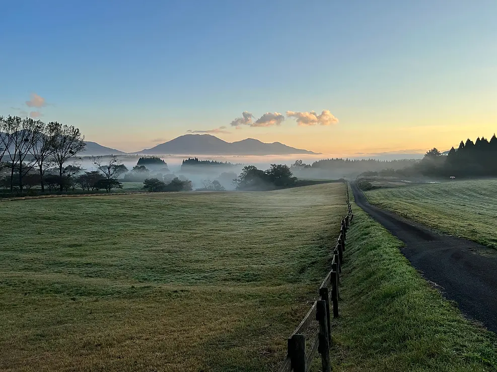牧場から望む蒜山三座と雲海
