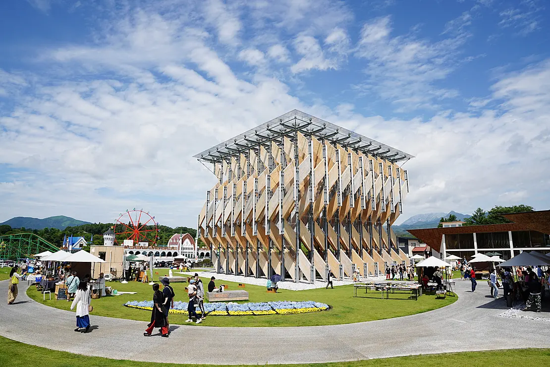 GREENable HIRUZENが大空に映えて建っている