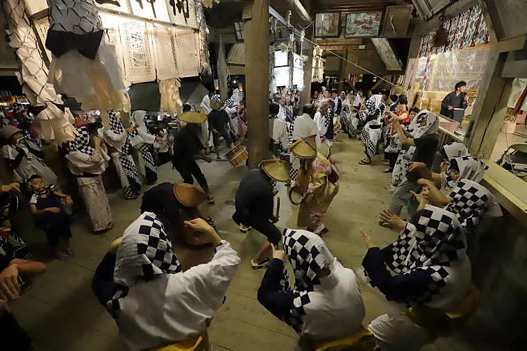 大宮踊を輪になって踊る人々