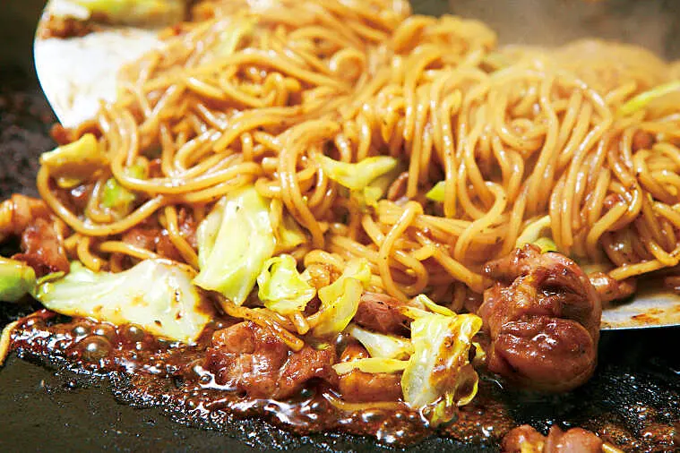 鉄板の上で炒められるひるぜん焼そば