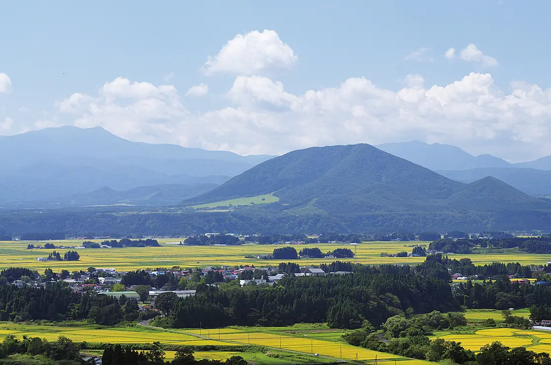 田園風景に中にそびえる山