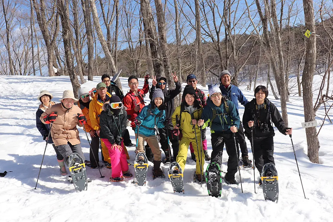 スノーシューを履いて集まる人たち