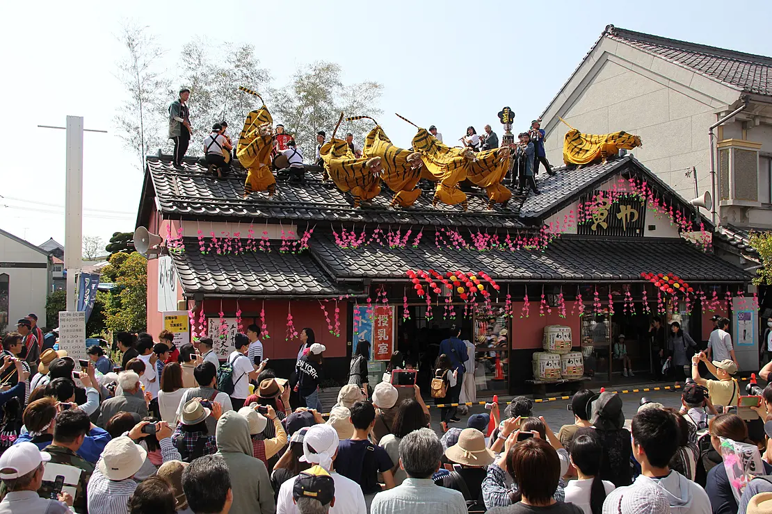 瓦屋根の上で行われる虎舞