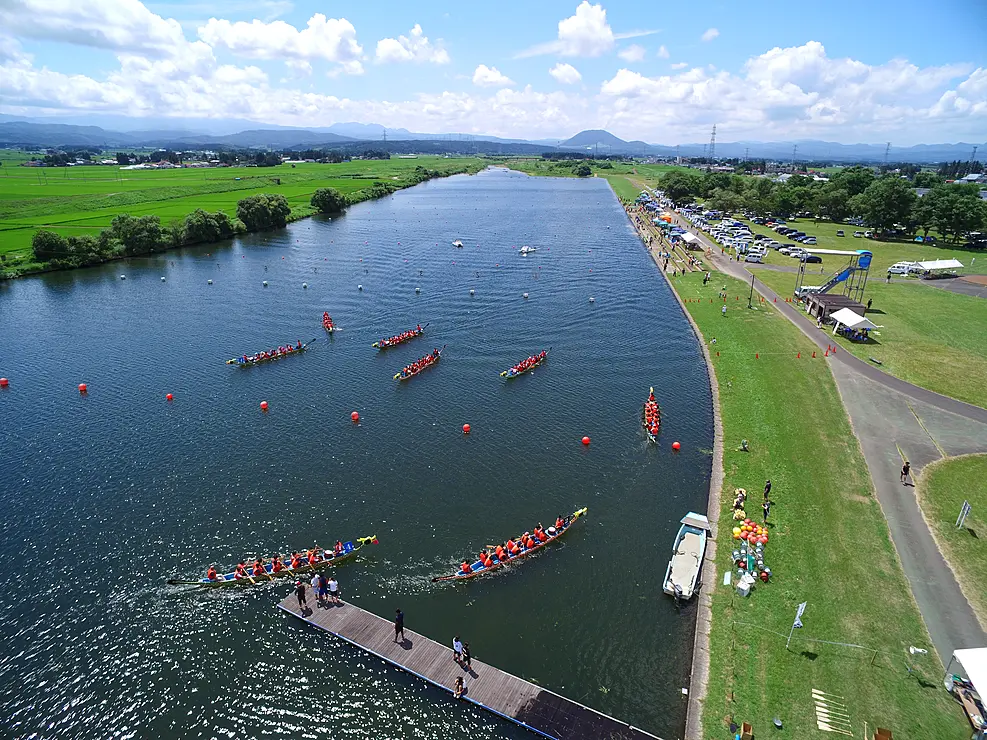 ボート大会が行われている川