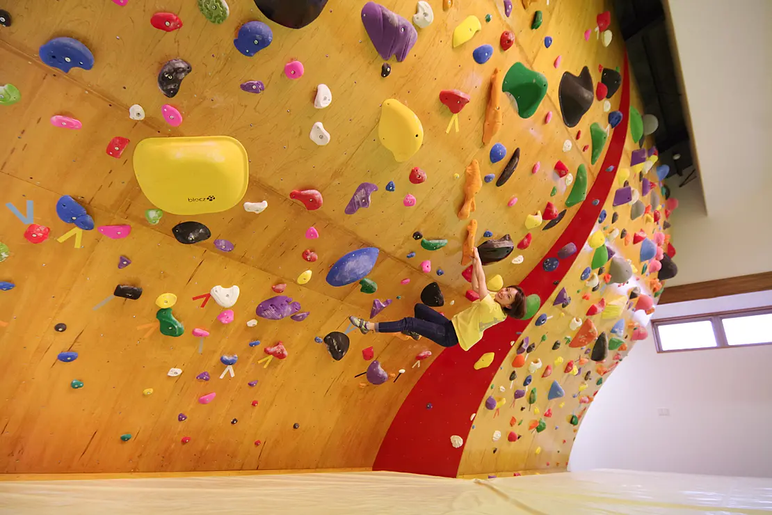 室内でボルダリングする人