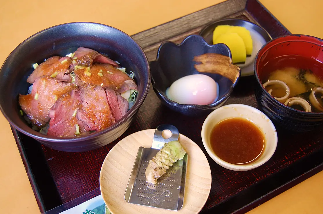 ローストビーフが乗った丼とワサビと小皿