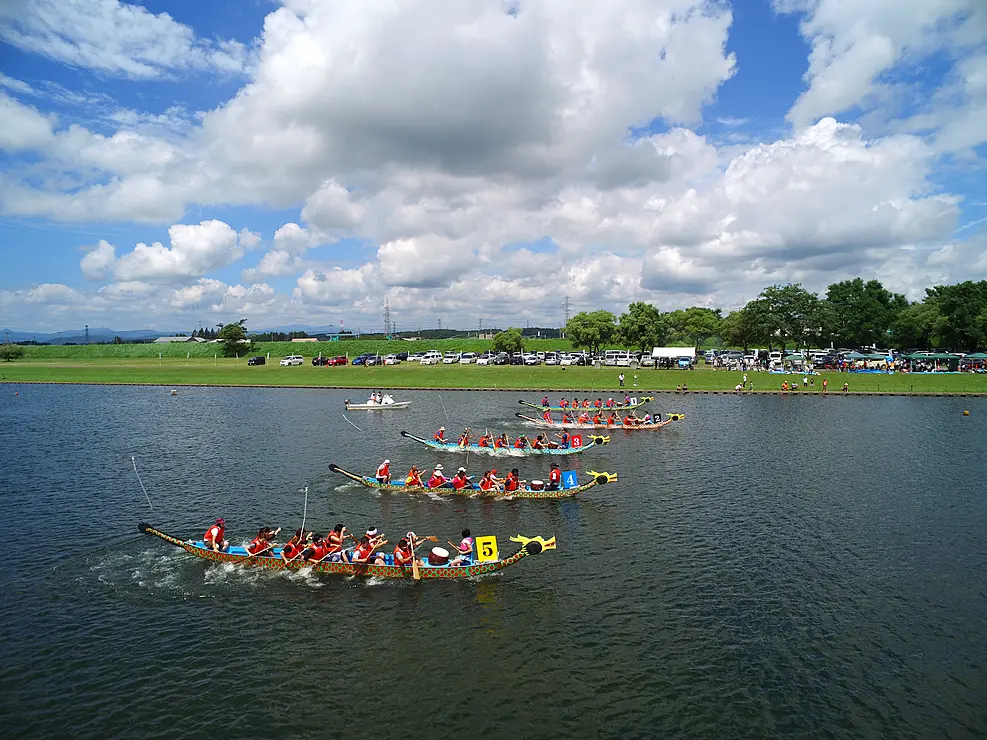 川の中で龍の形をしたボートが競争している