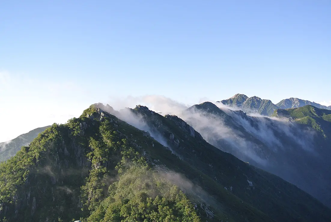 雲が横切る縦走路
