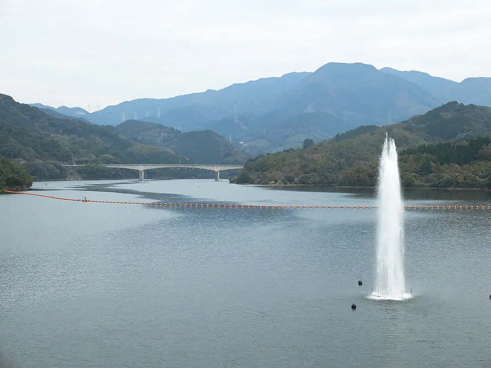竜門ダムと噴水の様子を写した風景写真。大きな噴水が勢いよく水を吹き上げている様子。