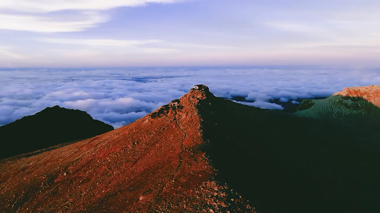 朝日に照らされる御嶽山剣ヶ峰