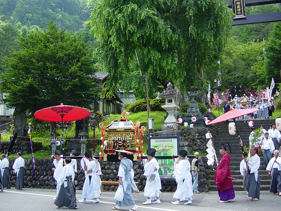 神輿とそれに続く行列