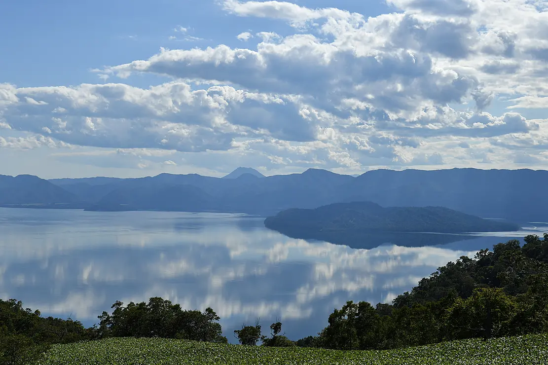 湖と山々