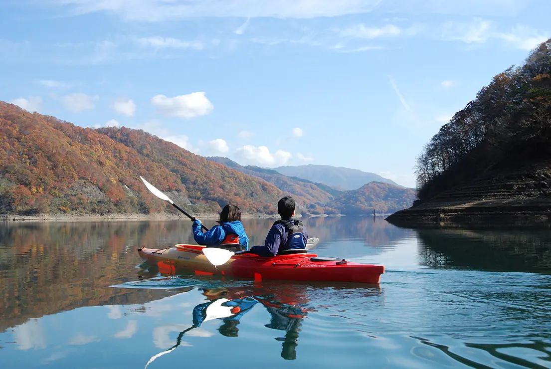 ダム湖でカヤックを漕ぐ2人