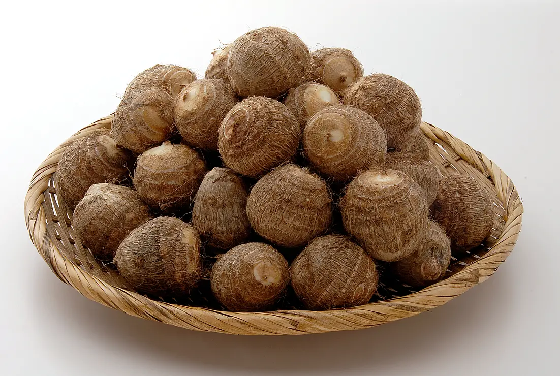 かごに盛られたさといも