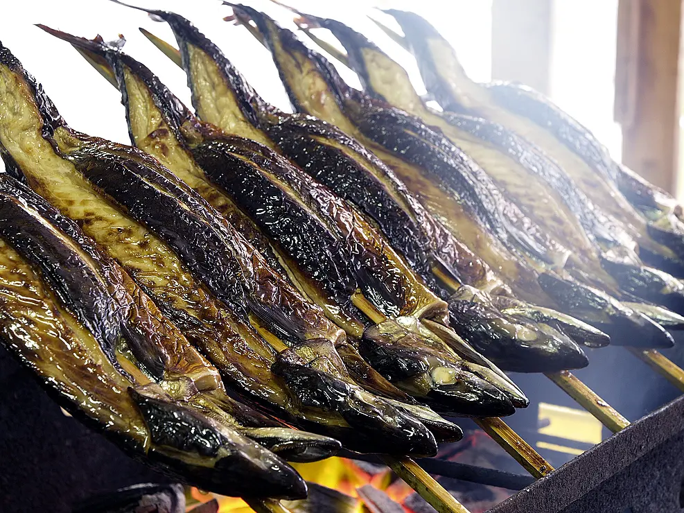 さばを炭火で焼く