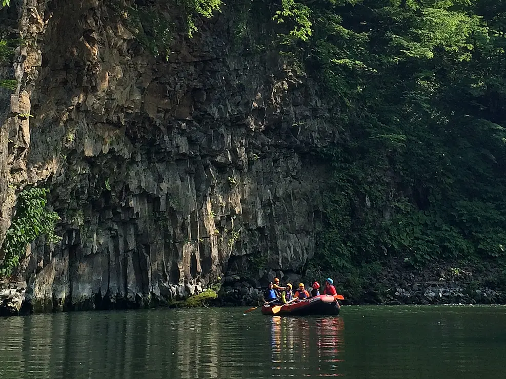 渓谷内に浮かぶゴムボート