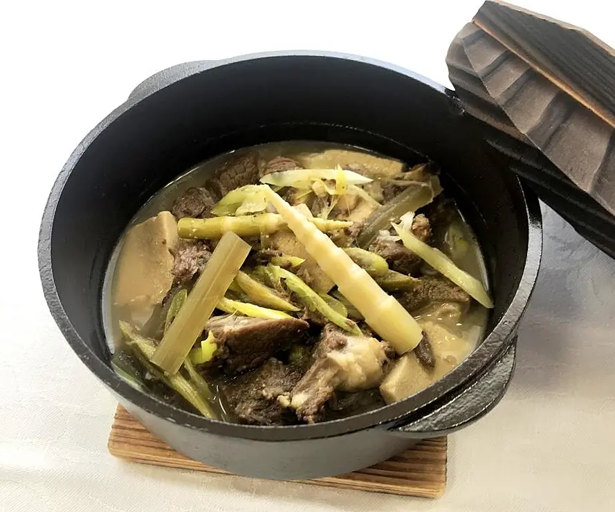 肉やタケノコの入った鍋