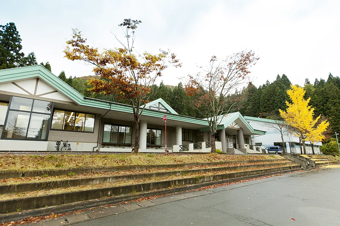 木々の中に立つ建物