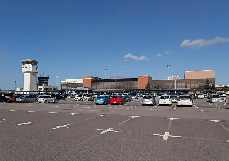 女満別空港前の駐車場と管制塔