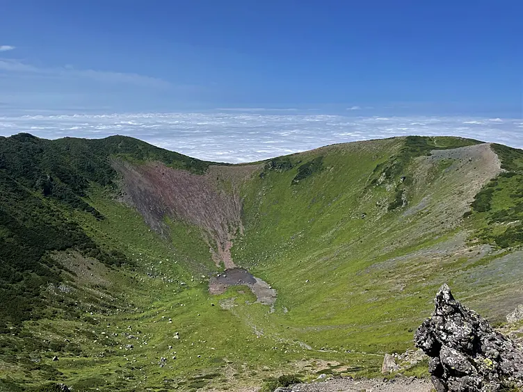 山頂の火口地形