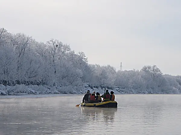 雪の中ゴムボートに乗る人