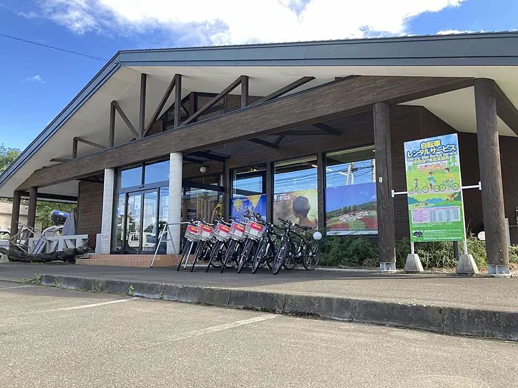 自転車が複数台設置されている建物