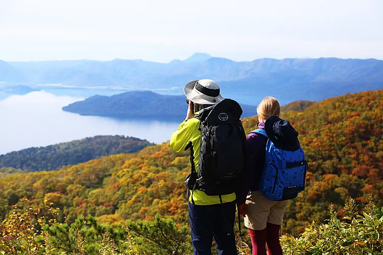 紅葉と湖を望む二人
