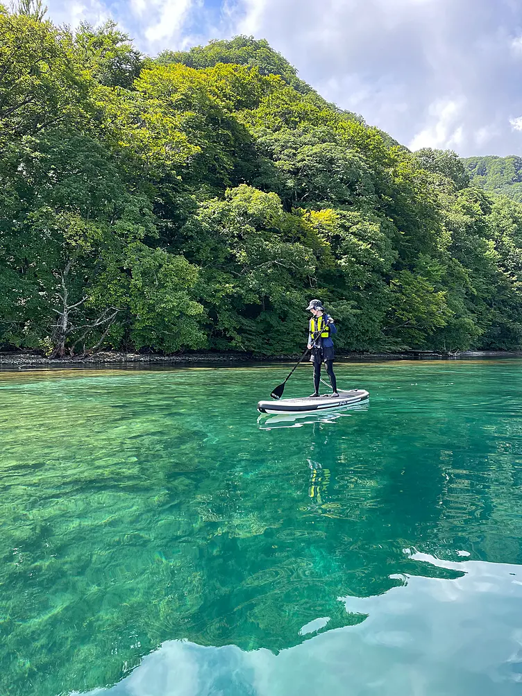 湖でSUPをする人