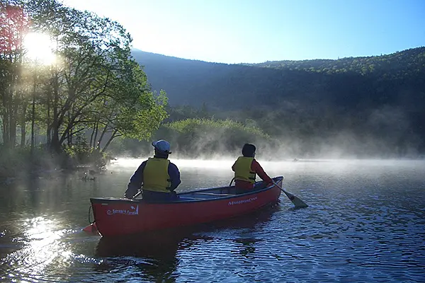 湖でカヤックを漕ぐ人