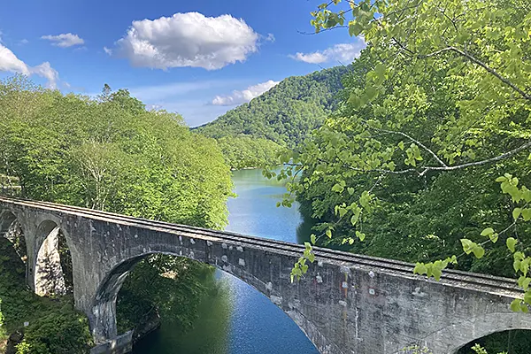 川にかかる橋梁