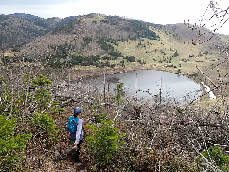 山の中の湖を見ている人